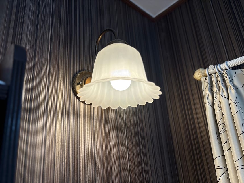 デスクライトと資料のイメージ